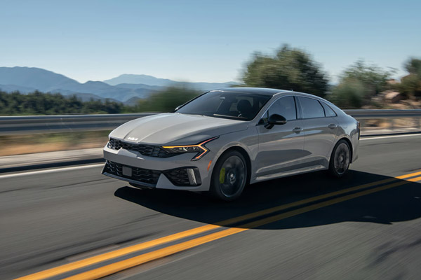 Three-quarter view of the front side of the 2026 Kia K5