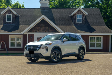Three-quarter view of the front side of the 2026 Nissan Rogue